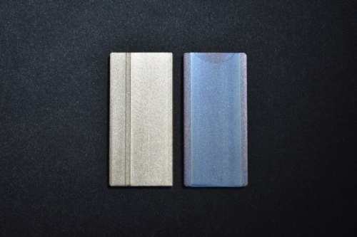 写真左は、「CoolLaser G-19」の高出力レーザーを照射して酸化被膜を抑えた鋼材。写真右は従来機でレーザーを照射した鋼材で、酸化被膜が形成されて青色に見える。酸化被膜は一部の塗料が付きにくいといった難点がある（資料：トヨコー）