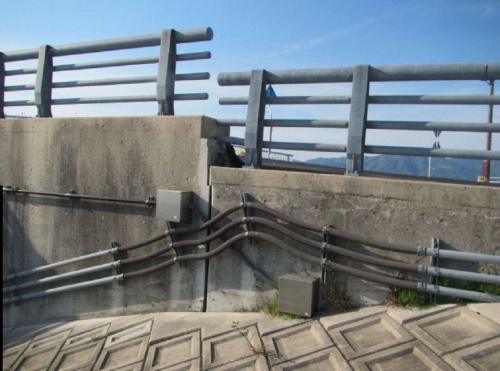 神戸川堤防付近の地盤沈下で道路橋に生じた段差（写真：国土交通省出雲河川事務所）