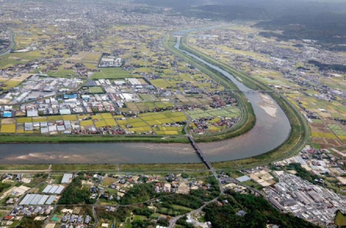 島根県出雲市内を流れる神戸川。手前が左岸だ（写真：国土交通省出雲河川事務所）