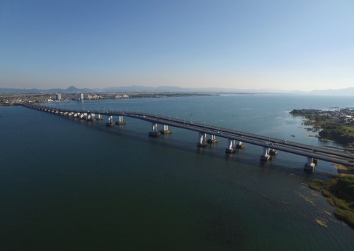 琵琶湖大橋は複数の5径間連続非合成鈑桁（ばんげた）部で3径間連続鋼床版箱桁部を挟んだ構造だ（写真：滋賀県道路公社）