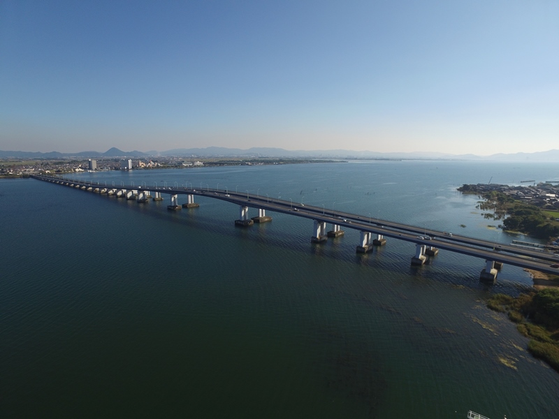 琵琶湖大橋の無料化を5年延期へ、改修事業費7割増で