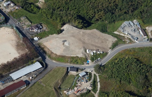 「危険な盛り土」の例。盛り土の土量は約2万m3。自治体の条例の許可を受けずに造成された。自治体は2011年ごろに問題を把握。不適切な盛り土をした行為者に是正を命じたが、応じなかったため、19年に条例違反で刑事告発。行為者の刑は確定したが、いまだに災害防止措置は取られていない(写真:内閣府)