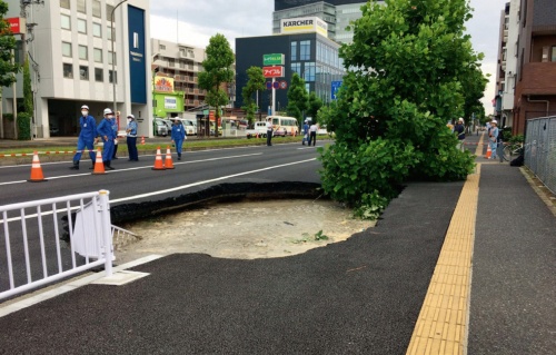 2020年6月12日に横浜市内を通る相鉄・東急直通線の新横浜トンネルの工事によって起こった道路陥没の現場（写真：鉄道建設・運輸施設整備支援機構）