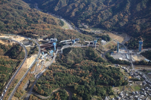 新名神高速大戸川橋の工事現場。2021年11月に撮影（写真：西日本高速道路会社）