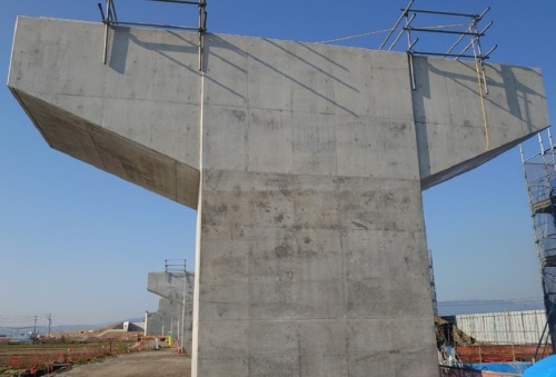 TSUCHIYAが設計よりも約0.7m短く施工した見延第二高架橋の橋脚（写真：中日本高速道路会社）