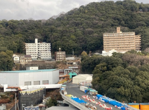 JR広島駅の北側に位置するシールドトンネル工事の起点付近の様子。2022年1月末時点。写真の山の向こう側の住宅地の直下でトラブルが相次いでいる（写真：広島高速道路公社）