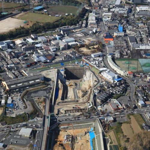 大阪府枚方市と京都府八幡市との境界付近の市街地にある枚方トンネルの東側坑口。問題山積の工事現場となった。2021年11月に撮影（写真：西日本高速道路会社）