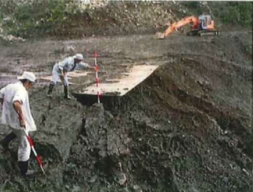 静岡県熱海市で起こった土石流の起点にあった盛り土の2009年10月の様子。転圧不足の土砂が雨水で流れ出たことが確認された（写真：静岡県）