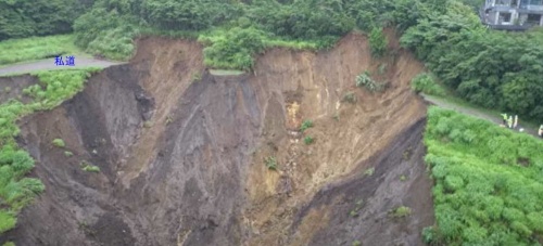 2022年7月3日にドローンで撮影した土石流の発生源域（写真：静岡県）