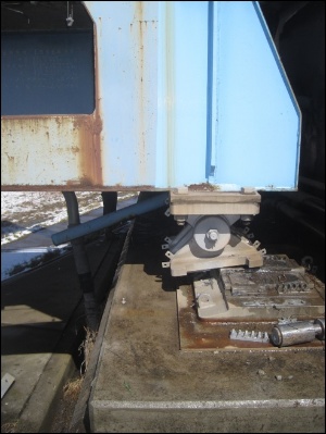 伊達橋の鋼製ピン支承の被災状況（写真：国土交通省東北地方整備局）