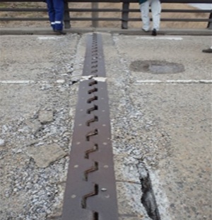 伊達崎橋の伸縮装置の被災状況（写真：国土交通省東北地方整備局）