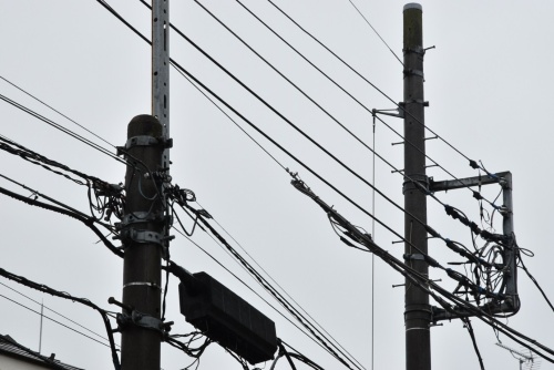 東京都心部のある住宅街の上空。日本の都市部で電柱や電線が姿を消す日は来るだろうか（写真：日経クロステック）