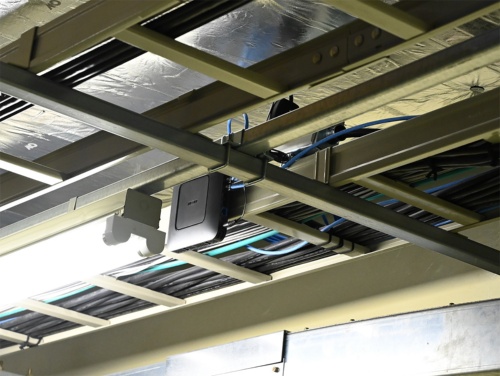 通路天井部にアクセスポイントを設置する(写真:日経クロステック)