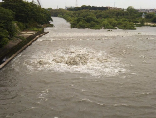 2022年5月17日早朝に撮影した水門の下流側。河床から水が噴き出している（写真：愛知県）