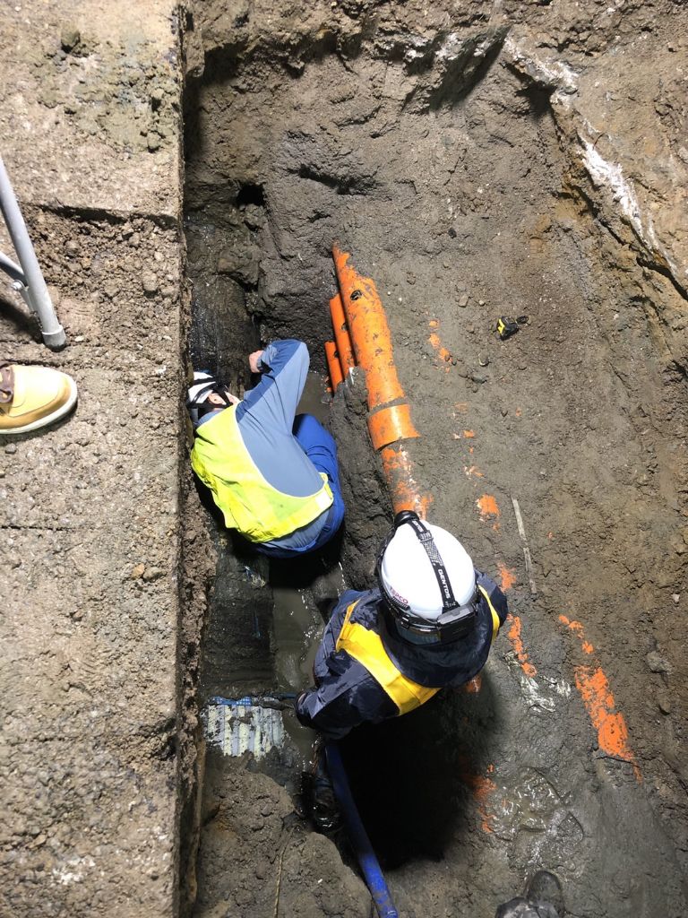 水道管の補強工事で損傷した送電管（写真：川崎市上下水道局）