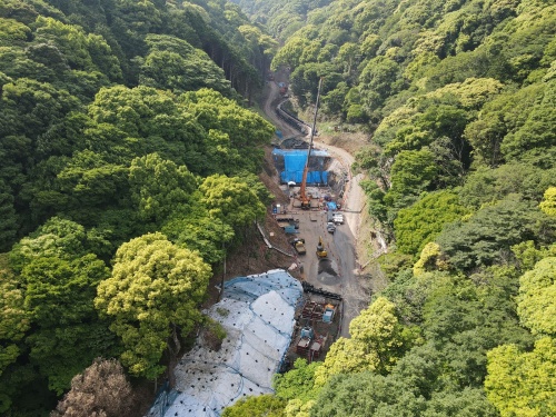 新設する砂防堰堤の建設現場。2022年5月30日撮影（写真：国土交通省）