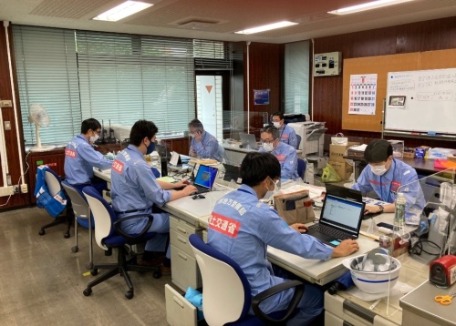国土交通省中部地方整備局富士砂防事務所が設けた熱海緊急砂防出張所。8人体制で日々の業務に当たる(写真:国土交通省)