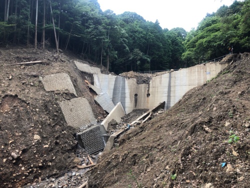 土石流のうち約7200m3の土砂を捕捉した既存の砂防堰堤(写真:大成建設)