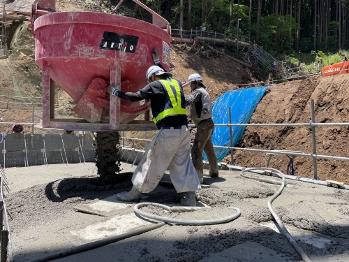 新設する砂防堰堤（えんてい）では、2022年6月時点でコンクリート打設が進んでいる（写真：大成建設）
