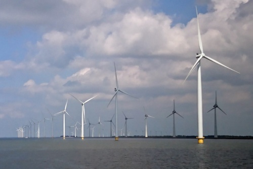 オランダの大規模な洋上風力発電施設（ウインドファーム）（写真：資源エネルギー庁）