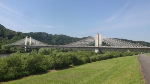 地上から見た蟹沢大橋。完成時は国内最大級のエクストラドーズド橋といわれた（写真：秋田県）