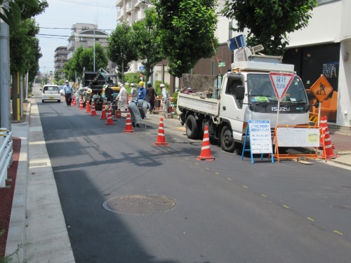 名古屋市瑞穂区本願寺町3丁目の市道で竹居組が舗装を再施工した。2022年7月26日に撮影（写真：日経クロステック）
