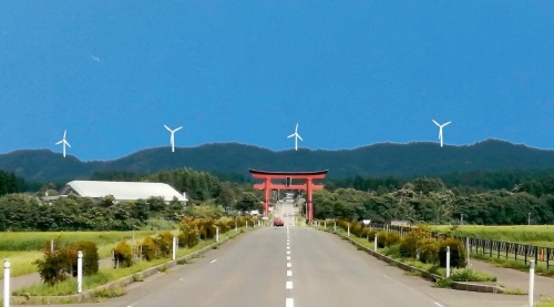 前田建設工業の「山形県鶴岡市風力発電事業」に反対した団体が、同社の計画段階環境配慮書を基に作成した風車完成イメージ（出所：出羽三山の風車建設に反対する会）
