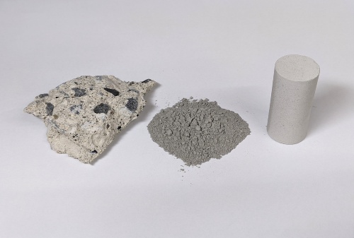 左から順に、コンクリートのがれき、がれきを砕いた粉末、粉末を圧縮成形したリサイクルコンクリート(写真:酒井 雄也)