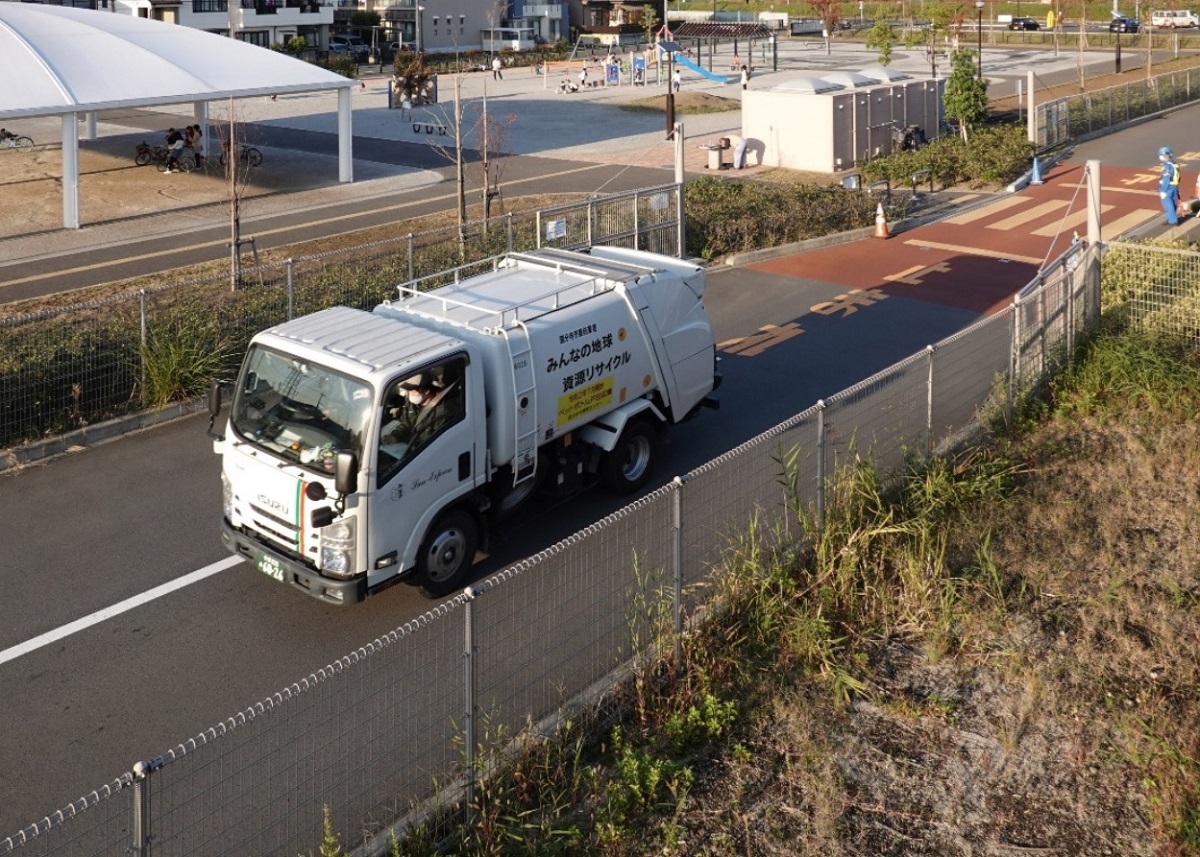 東京都日野市が公園内などに設置したごみ収集車専用道路の一部。2020年11月撮影（写真：日経クロステック）