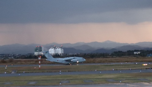 鳥取県米子市の米子鬼太郎空港に着陸する自衛隊の新型輸送機C-2。機体は全長43.9m、全幅44.4m。同空港の滑走路は民間機と自衛隊機が共同利用する（写真：日経クロステック）