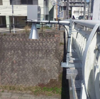 栄門橋に設置された電波式の水位計（写真：鹿児島県）