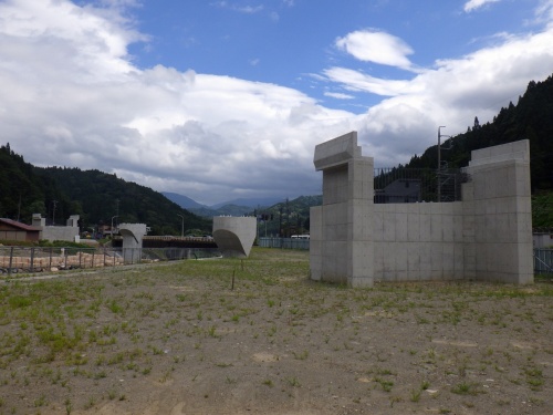2022年10月時点の雨中バイパスの様子。橋脚と橋台の施工が先行して終わっている(写真:長野県)