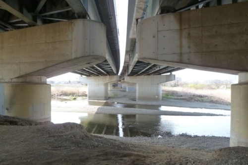 耐震補強の設計ミスがあった入間川橋の橋脚。補強工事を発注する前にミスが判明した。一部の橋脚では今回の補強の前に、鉄筋コンクリートによる巻き立て補強を実施している（写真：東日本高速道路会社）