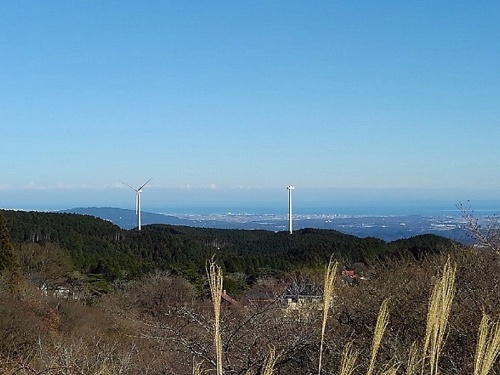 住友林業が中止を決めた風力発電事業。建設中の2基の風車は撤去する予定。2021年12月撮影(出所:住友林業の三重風力発電所に反対する地域住民の会)