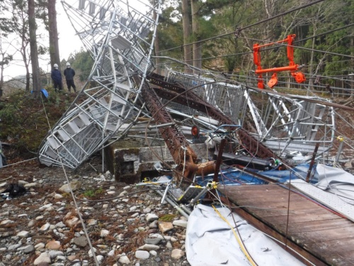 南側のコンクリート製橋脚と鋼製塔柱が川に向かって倒れた(写真:白浜町)