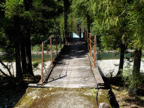 小房橋を南岸から補修工事の着工前に撮影した様子(写真:白浜町)