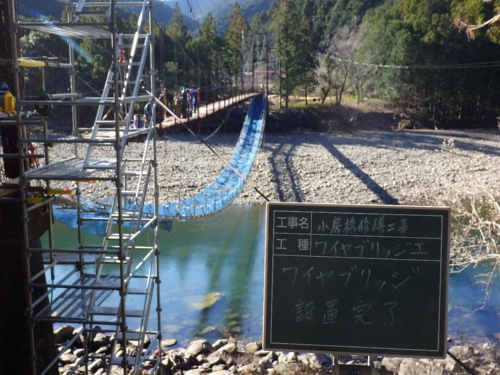 小房橋を北岸から崩落前に撮影した様子。奥の橋脚と塔柱が倒れた。床版の下に仮設の吊り足場を設置していた(写真:白浜町)