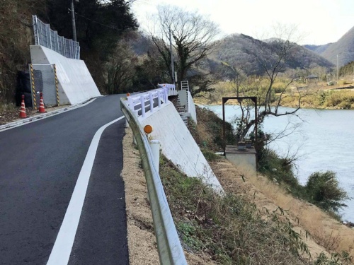 災害復旧工事が終わった現場。県道を挟んで右がもたれ式擁壁、左が重力式擁壁(写真:岡山市)