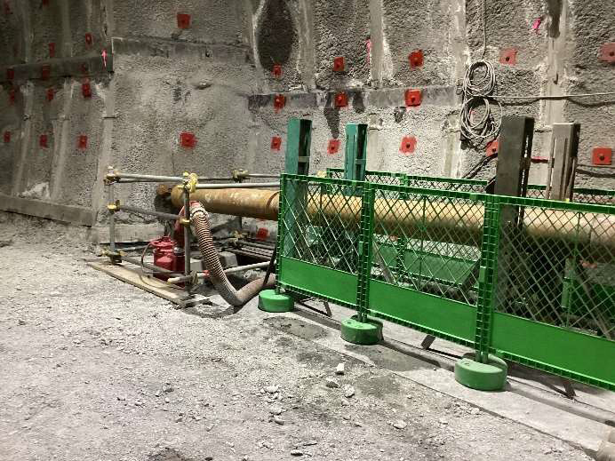 JR東海が山梨県内の山岳トンネルの先進坑で着手した高速長尺先進ボーリングの機器。写真は作業開始前の状態（写真：JR東海）