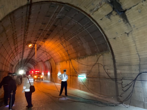 事故発生直後の助人（すけっと）トンネル坑内の様子。側壁に取り付けた仮設照明用のケーブルが乱雑な状態になっている（写真：奈良県）