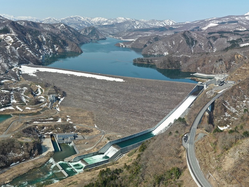 希少　胆沢ダム（建設中） ver.1.0 国内最大級のロックフィルダム、胆沢ダムが完成 | 日経クロス
