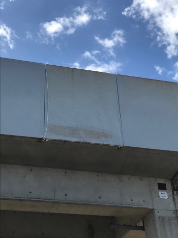 JR指宿枕崎線の高架橋のGFRP製防護壁。表面が剥落している（写真：JR九州）