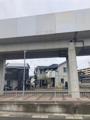 GFRP製防護壁の剥落が発生した現場周辺の様子。2021年5月27日、高架橋の約6m下の遊歩道に樹脂片が落ちているのを通行人が見つけた(写真:JR九州)