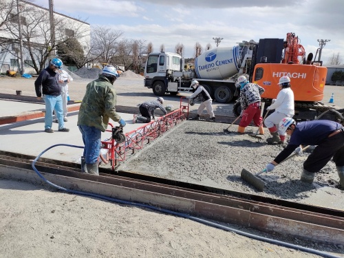 カーボキャッチ・スラリーを使った舗装用コンクリートを試験施工している様子(写真:太平洋セメント)