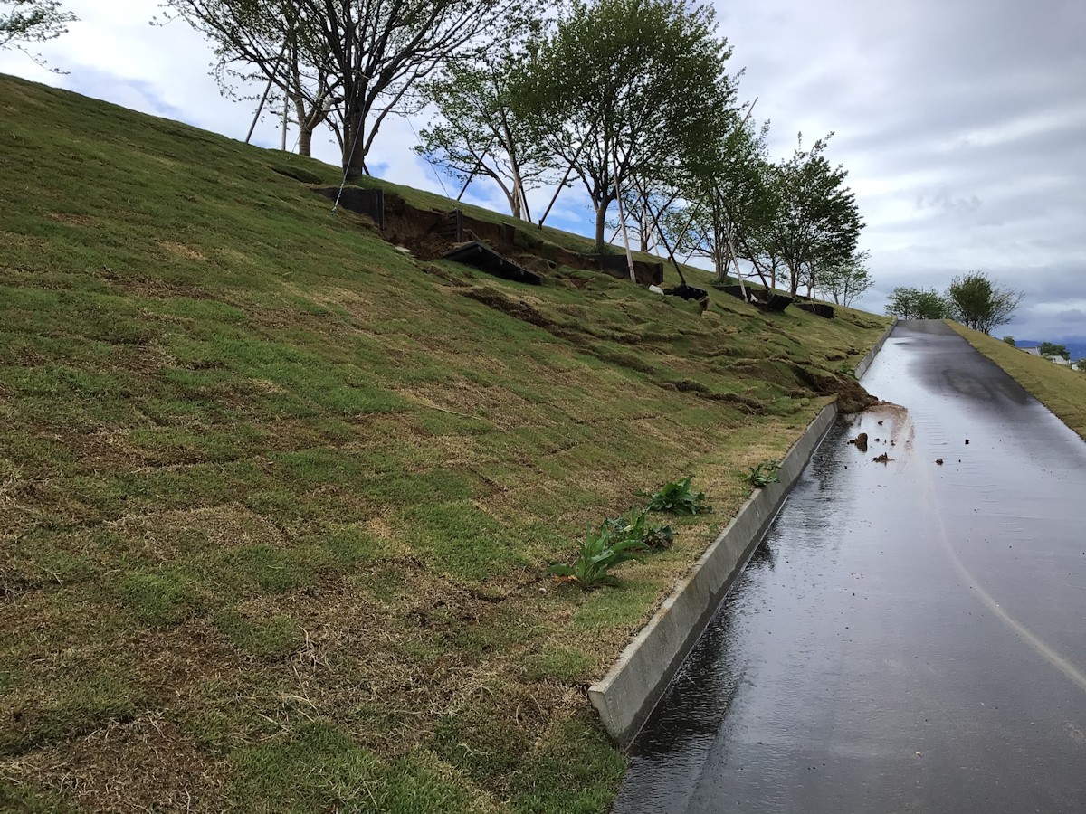 2023年5月7～8日の大雨で被災した長野市赤沼地区の堤防の川裏側。5月8日撮影（写真：国土交通省千曲川河川事務所）