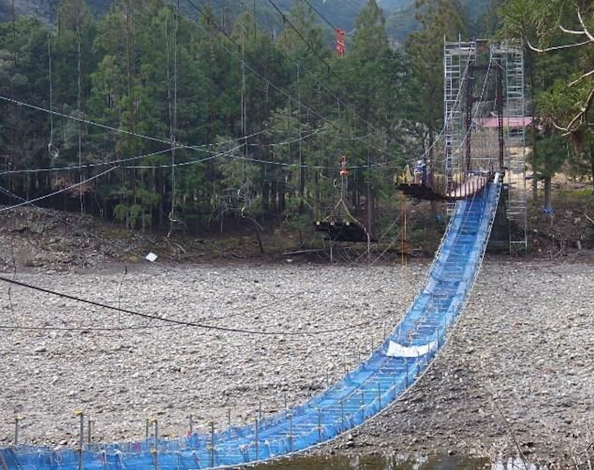 右岸から左岸に向かって床組みの撤去を進めた（写真：白浜町）