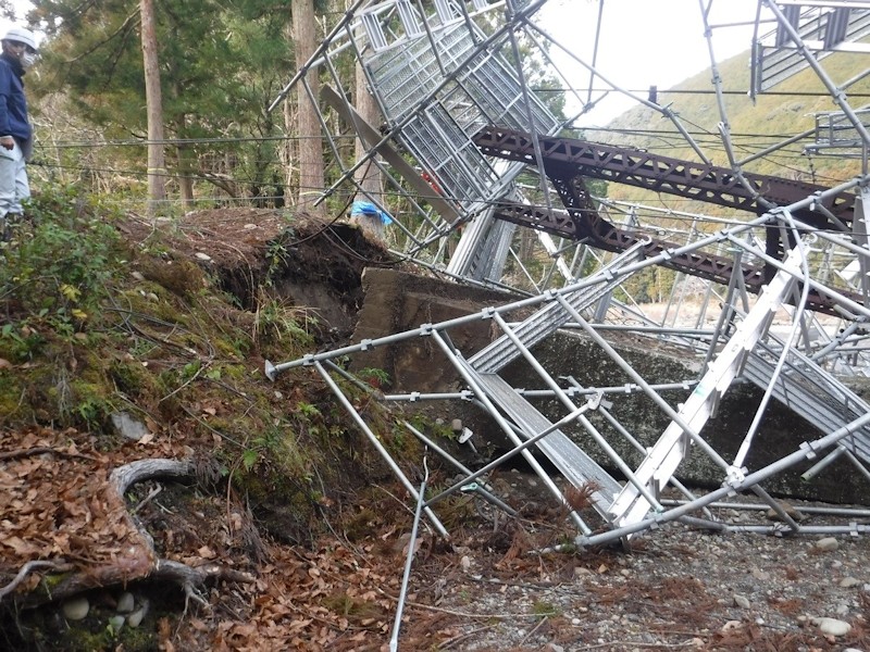 吊り橋崩落の原因はずさんな仮設計画、安定性考えず橋脚転倒