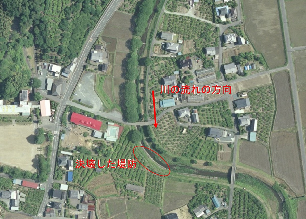 決壊が生じた場所の航空写真（出所：VIRTUAL SHIZUOKA 静岡県 中・西部 点群データの写真にクロステックが加筆）