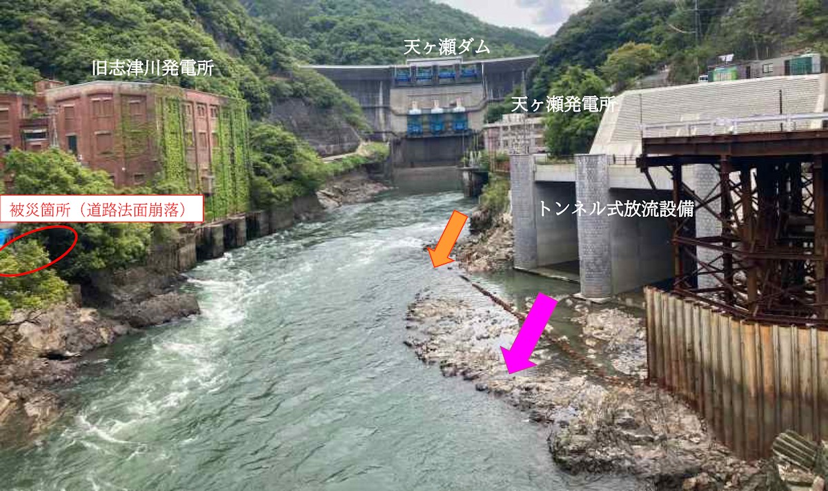 トンネル式放流設備と道路脇の擁壁崩落箇所。被災後の2023年5月13日に撮影（出所：国土交通省）
