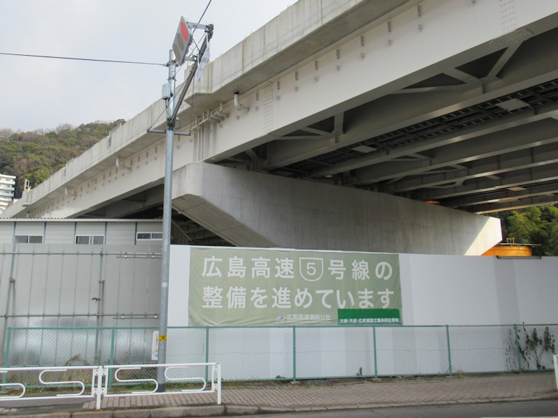 地盤隆起の原因は亀裂への泥水浸入、大林組JVのシールド工事で問題続出